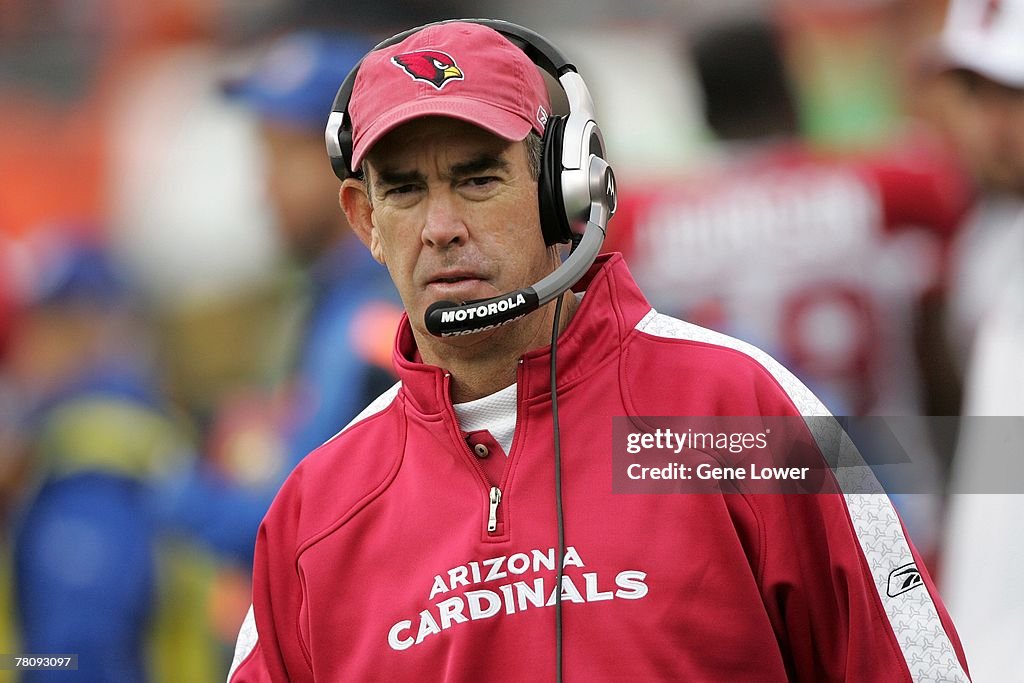 Quarterback coach Jeff Rutledge of the Arizona Cardinals on the... ニュース ...