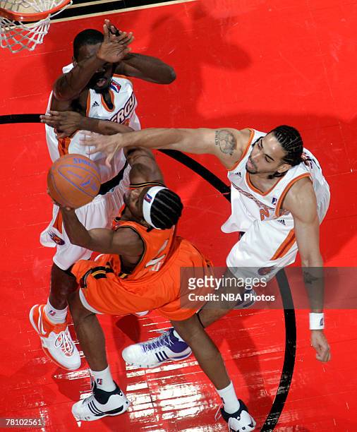 Elijah Ingram of the Albuquerque Thunderbirds goes up for a shot Luke Whitehead of the Iowa Energy on November 26, 2007 at Wells Fargo Arena in Des...