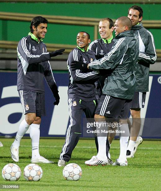 Miguel Torres, Robinho, Arjen Robben, Pepe and Christoph Metzelder joke during a training session before the Champions league match between Werder...