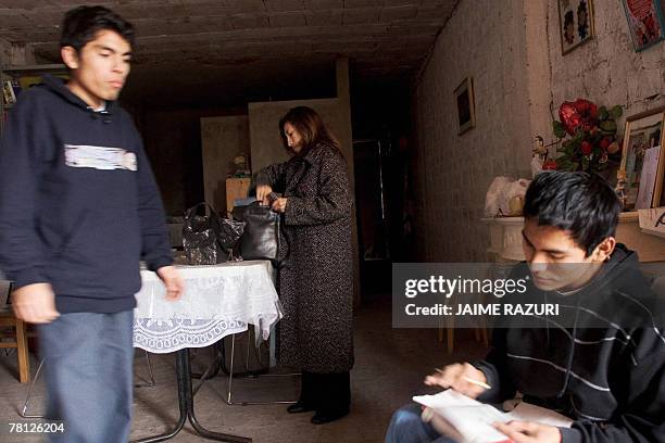 Infected Maribel , gets ready to go to work, while her sons Jair and John study pre-university subjects, September 2007 in Lima. Maribel caught the...