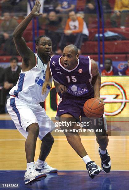 Sam Clancy of Le Mans vies with Cibona's Sam Hoskin during their Euroleague group B basketball match 28 November 2007 in Zagreb. AFP PHOTO/HRVOJE...