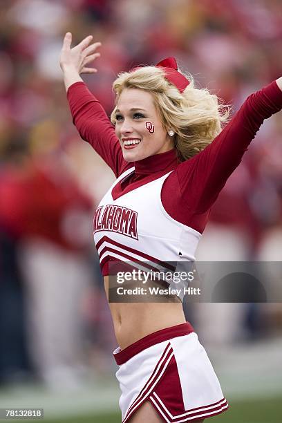 14,593 The Gaylord Family Memorial Stadium Photos & High Res Pictures