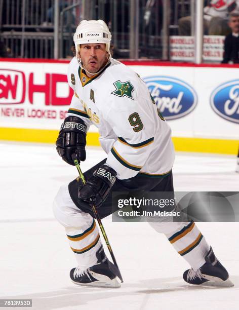 Mike Modano of the Dallas Stars skates against the New Jersey Devils at the Prudential Center November 28, 2007 in Newark, New Jersey. The Devils...
