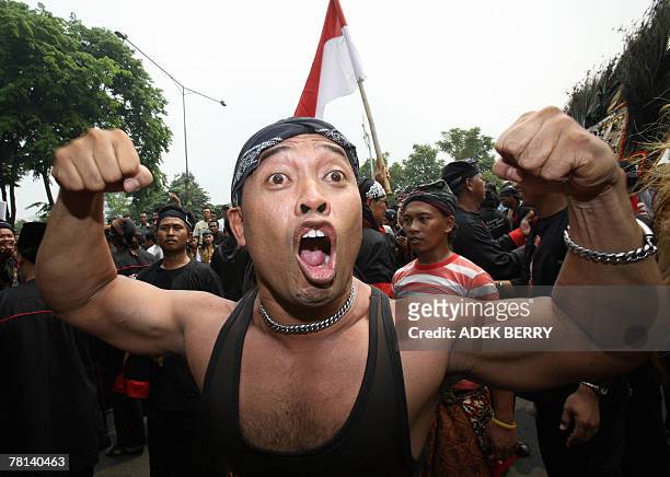 An Indonesian protester gestures during a protest in front of Malaysia's embassy in Jakarta, 29 November 2007. Hundreds of Indonesian dancers of Reog...