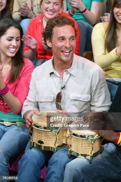Matthew McConaughey playing the bongos with TRL audience members