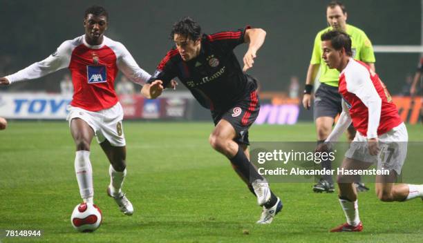 Luca Toni of Munich challenges for the ball with Vandinho of Braga and his team mate Joao Pereira during the UEFA Cup Group F match between SC Braga...