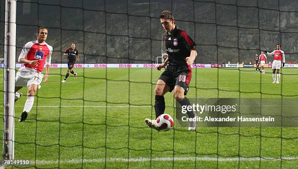 Miroslav Klose of Munich scores the first goal during the UEFA Cup Group F match between SC Braga and FC Bayern Munich at the Estadio AXA on November...