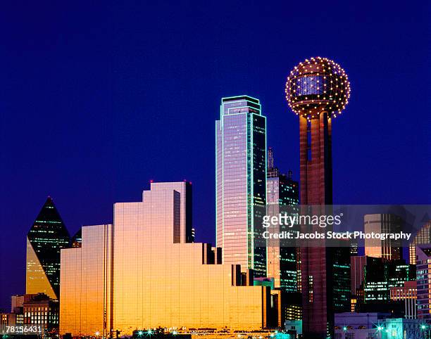 dallas city skyline in texas - reunion tower stock-fotos und bilder