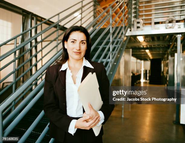 businesswoman with papers - presidente de empresa - fotografias e filmes do acervo