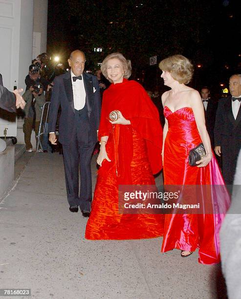 Oscar de la Renta and Queen Sofia of Spain arrive for the Gala of Spain dinner on November 29, 2007 in New York City.