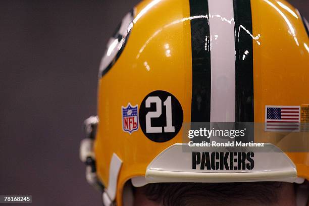 Tackle Chad Clifton of the Green Bay Packers with a sticker on his helmet for Sean Taylor of the Washington Redskins during play with the Dallas...