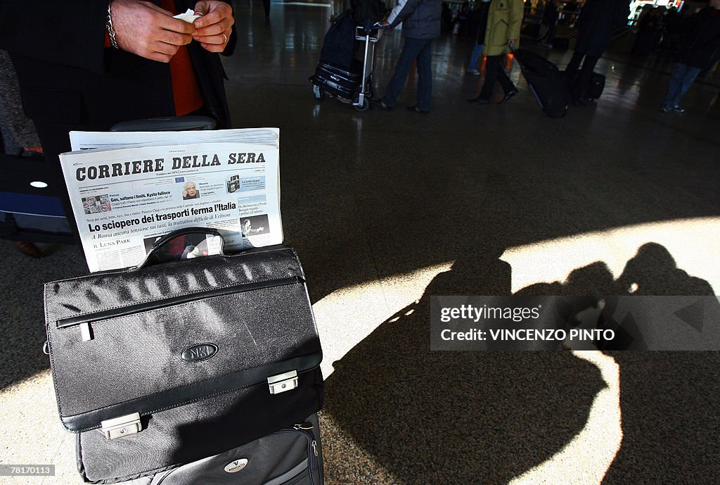Passengers wait for trains, 21 November
