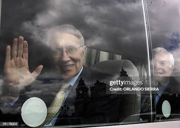 Democrat Senator and leader of the majority of the US Senate Harry Reid, waves to the press as he tours Guatemala City, 30 November 2007. Reid and...