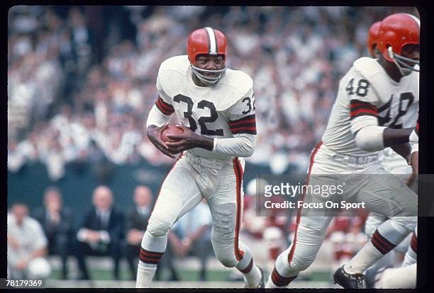 Jim Brown of the Cleveland Browns carries the ball in a late circa 1950's NFL football game. Brown played for the Browns from 1957-1965.