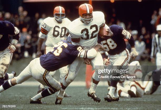 S: Jim Brown of the Cleveland Browns carries the ball against the Minnesota Vikings in a circa 1960's NFL football game at Metropolitan Stadium in...
