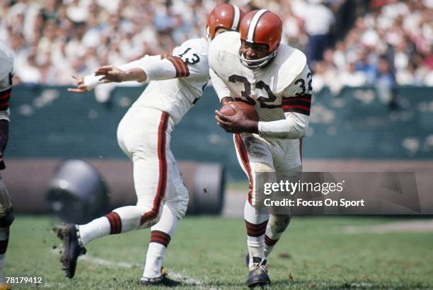 S: Jim Brown of the Cleveland Browns carries the ball against the New York Giants in a late circa 1950's NFL football game at Yankee Stadium in...