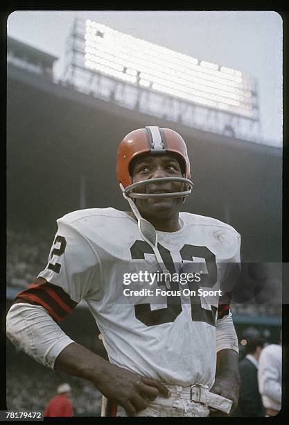 Jim Brown of the Cleveland Browns on the bench in a late circa 1950's NFL football game. Brown played for the Browns from 1957-1965.