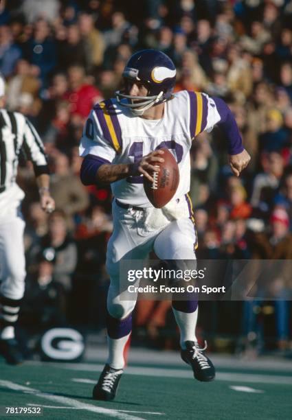 S: Fran Tarkington of the Minnesota Vikings runs with the ball against the Chicago Bears in a mid circa 1970's NFL football game at Soldier Field in...