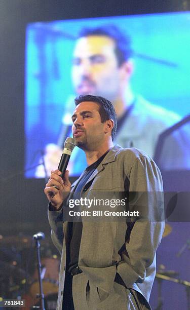 St. Louis Rams quarterback Kurt Warner addresses 25,000 people at the Trans World Dome May 20, 2000 during "Victory 2000" in St. Louis, MO. The night...