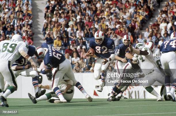 S: Running back O.J. Simpson of the Buffalo Bills carries the ball during a early circa 1970's NFL game against the Philadelphia Eagles at Rich...