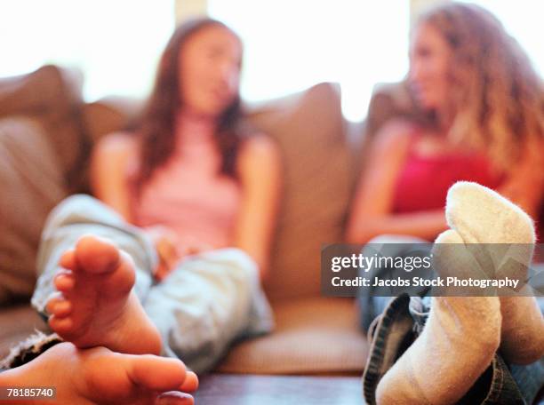 teenage girls' feet - teen girls stockfoto's en -beelden