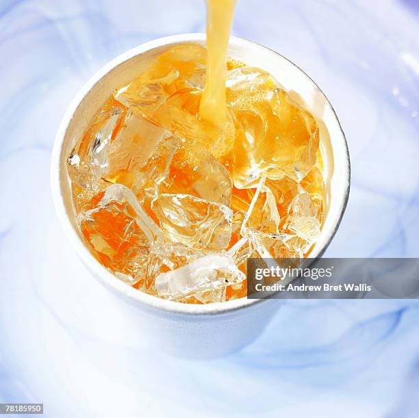 pouring soft drink - artificial sweetener imagens e fotografias de stock