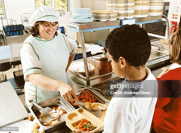 students being served lunch in the cafeteria - empregado do refeitório imagens e fotografias de stock