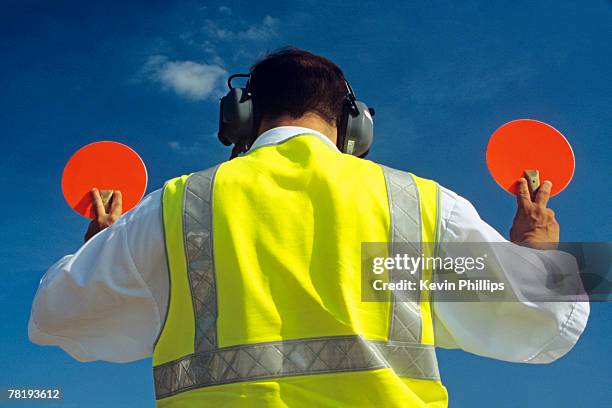 airplane ground staff - ground staff photos et images de collection