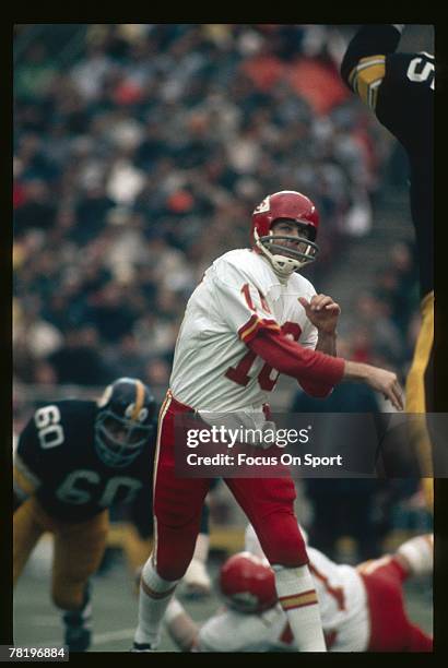 S: Quarterback Len Dawson of the Kansas City Chiefs throws a pass against the Pittsburgh Steelers during a early circa 1970's NFL football game at...