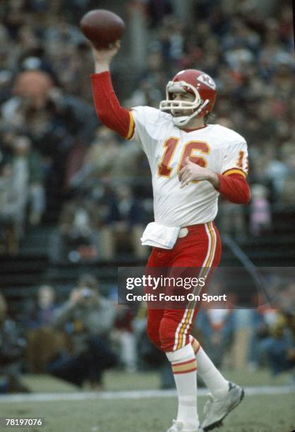 Quarterback Len Dawson of the Kansas City Chiefs, sets to throw a pass during an early circa 1970's NFL football game. Dawson played for the Chiefs...