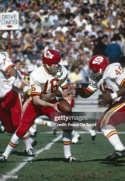 Quarterback Len Dawson of the Kansas City Chiefs turns to hand the ball off during a early circa 1970's NFL football game. Dawson played for the...