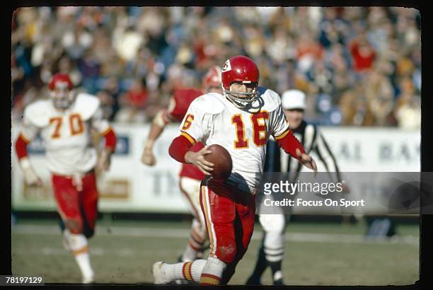 S: Quarterback Len Dawson of the Kansas City Chiefs scrambles against the Atlanta Falcons during an early circa 1970's NFL football game at Atlanta...