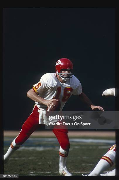 S: Quarterback Len Dawson of the Kansas City Chiefs is back to pass against the San Diego Chargers during an early circa 1970's NFL football game at...