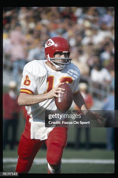 Quarterback Len Dawson of the Kansas City Chiefs scrambles during an early circa 1970's NFL football game. Dawson played for the Chiefs from 1963-75.