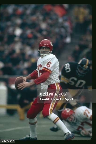 S: Quarterback Len Dawson of the Kansas City Chiefs is back to pass against the Pittsburgh Steeler during an early circa 1970's NFL football game at...