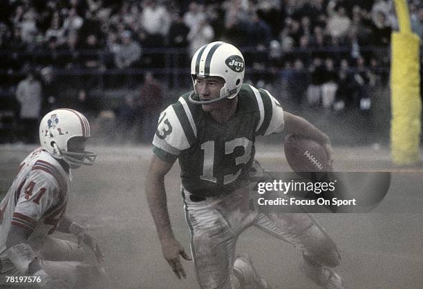 S: Don Maynard of the New York Jets gets away from a Boston Patriots defenders in a mid 1960's circa NFL football game at Shea stadium in New York,...