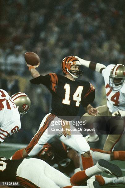 Ken Anderson of the Cincinnati Bengals drops back to pass against the San Francisco 49ers during Super Bowl XVI on January 24, 1982 at the Silver...