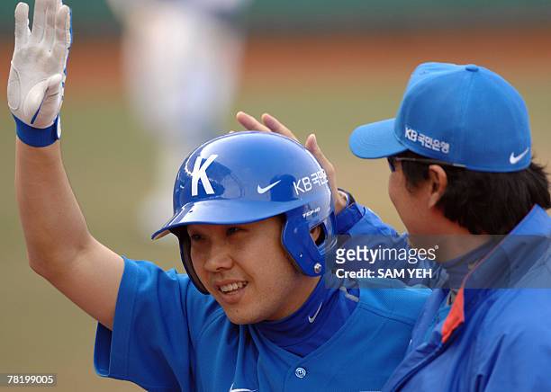 South Korean Lee Jong Wook waves after hitting a three-run homerun during their Asian Olympic qualifying tournament in Taichung, central Taiwan, 01...