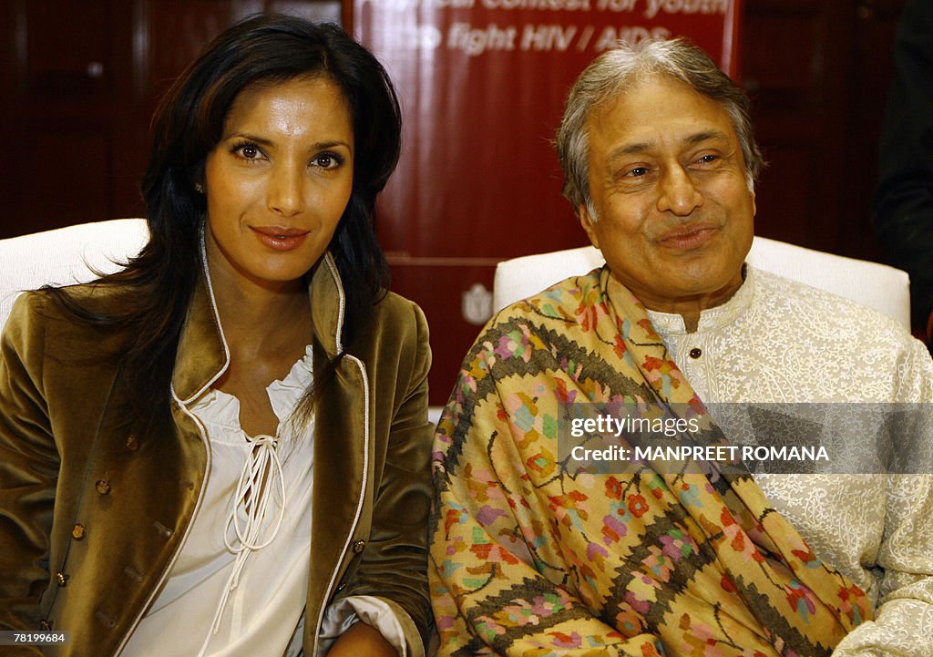Indian Sarod player Amjad Ali Khan (R) s