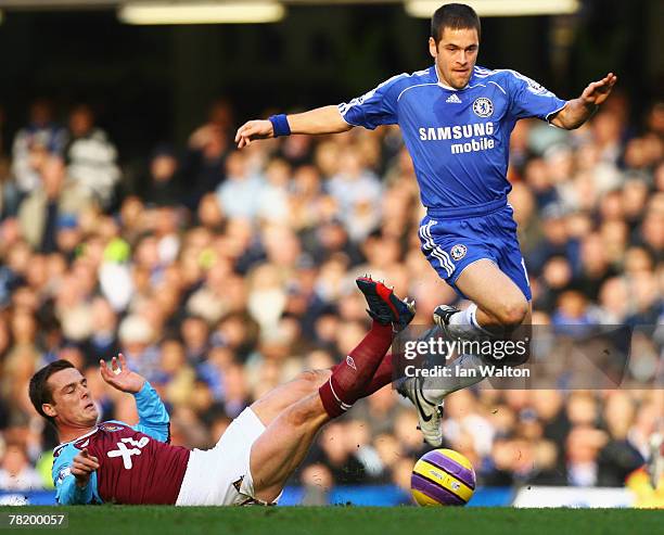 Joe Cole of Chelsea evades Scott Parker of West Ham United during the Barclays Premier League match between Chelsea and West Ham United at Stamford...