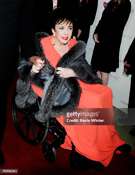 Actress Dame Elizabeth Taylor arrives to perform in A.R. Gurney's "Love Letters", with James Earl Jones, to benefit The Elizabeth Taylor HIV/AIDS...