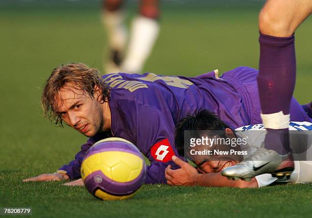 Marco Donadel of Fiorentina and Luis Jimenez of Inter Milan clash during the Italian serie A football match between Fiorentina and Roma at Artemio...