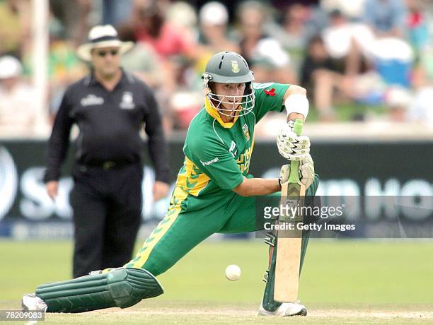Herschell Gibbs batts during the third ODI match between South Africa and New Zealand held at Sahara Park Newlands on December 2, 2007 in Cape Town,...