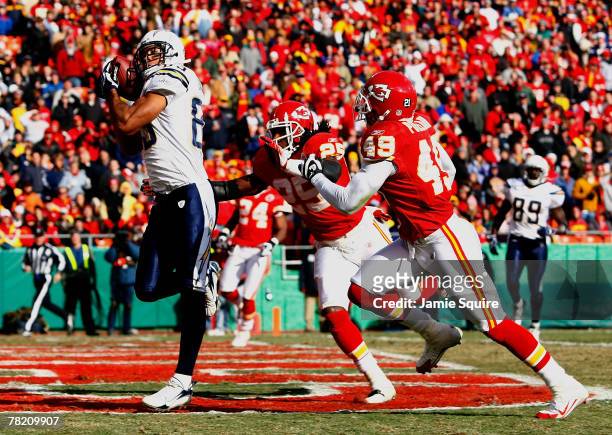 Receiver Vincent Jackson of the San Diego Chargers catches a touchdown pass as Greg Wesley and Bernard Pollard of the Kansas City Chiefs defend...