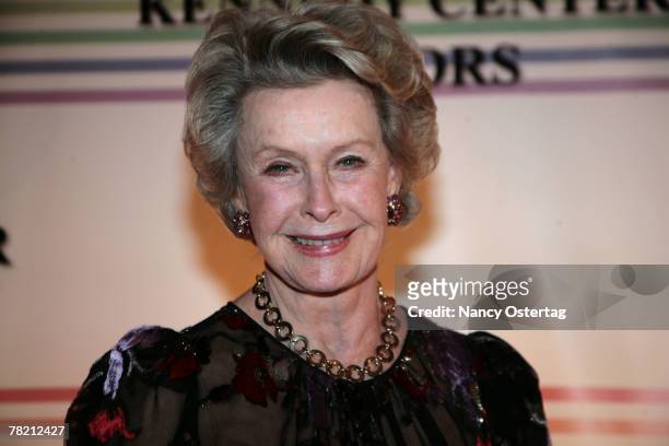 Actress Dina Merrill arrives at the 30th Annual Kennedy Center Honors December 2, 2007 in Washington, DC.