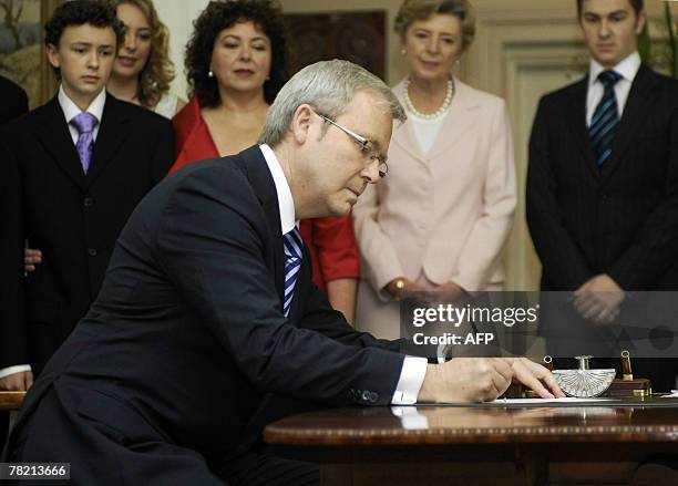 Australian newly elected Prime Minister Kevin Rudd is sworn in by Governor General Michael Jeffery at Government House in Canberra, 03 December 2007....