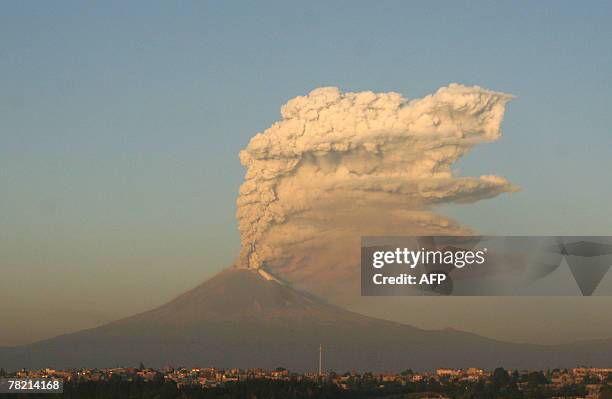 View of the Popocatepetl volcano, near Puebla, 120 km east from Mexico City, throwing a three-kilometer-high water vapour fumarole 01 December 2007....