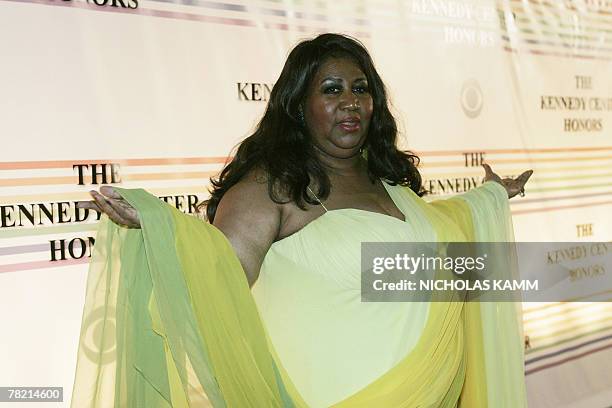 Singer Aretha Franklin poses as she arrives at the Kennedy Center Honors gala at the Kennedy Center in Washington 02 December 2007. US pianist Leon...