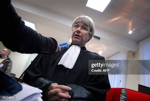 Me R?mi Crauste, avocat de la partie civile, r?pond aux questions des journalistes, le 03 d?cembre 2007 au Palais de Justice de Nevers, avant...