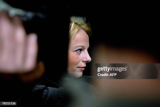 Me Marie-Christine Chataigner, avocat de l'accus?, r?pond aux questions des journalistes, le 03 d?cembre 2007 au Palais de Justice de Nevers, avant...